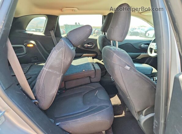 1C4PJMCS4HD218012 2017 JEEP CHEROKEE Silver Vista de los asientos traseros