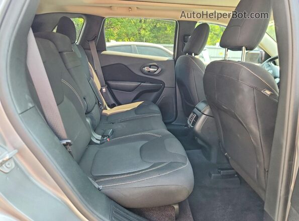 1C4PJMCS6GW331768 2016 JEEP CHEROKEE Silver Widok wnętrza z tyłu