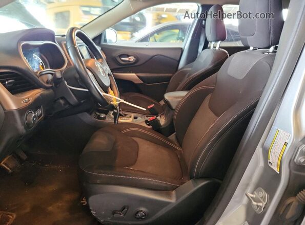 1C4PJMCS6HW616598 2017 JEEP CHEROKEE Silver Front interior view