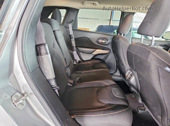1C4PJMCS6HW616598 2017 JEEP CHEROKEE Silver Rear interior view