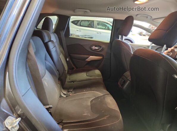 1C4PJMCSXHW636093 2017 JEEP CHEROKEE Gray Rear interior view
