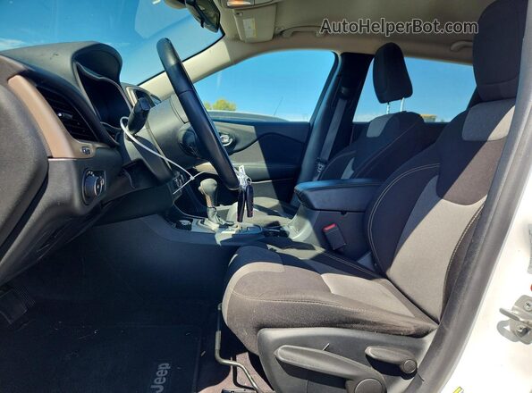 1C4PJMCX2JD509268 2018 JEEP CHEROKEE White Dashboard view