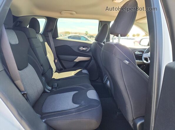1C4PJMCX2JD509268 2018 JEEP CHEROKEE White Rear interior view
