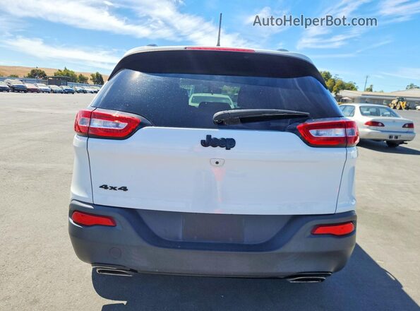 1C4PJMCX2JD509268 2018 JEEP CHEROKEE White Front interior view