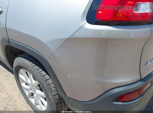 1C4PJMCX2JD585539 2018 JEEP CHEROKEE Silver Widok z przodu
