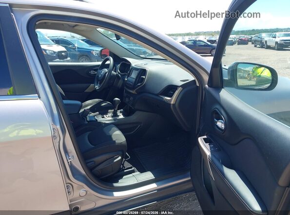1C4PJMCX2JD585539 2018 JEEP CHEROKEE Silver Widok wnętrza z przodu