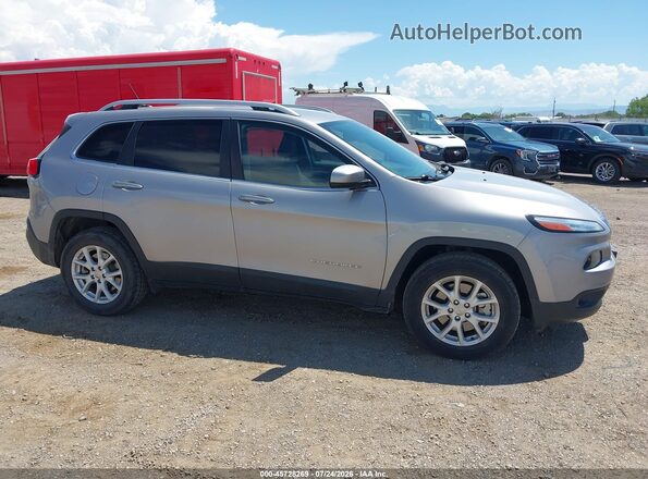 1C4PJMCX2JD585539 2018 JEEP CHEROKEE Silver Widok wnętrza z tyłu