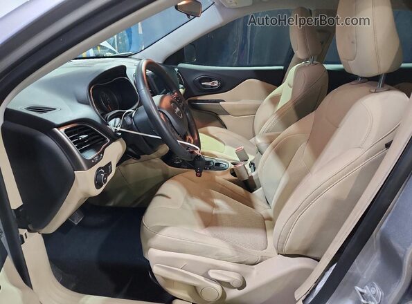 1C4PJMCX2KD396942 2019 JEEP CHEROKEE Серебряный Вид салона спереди