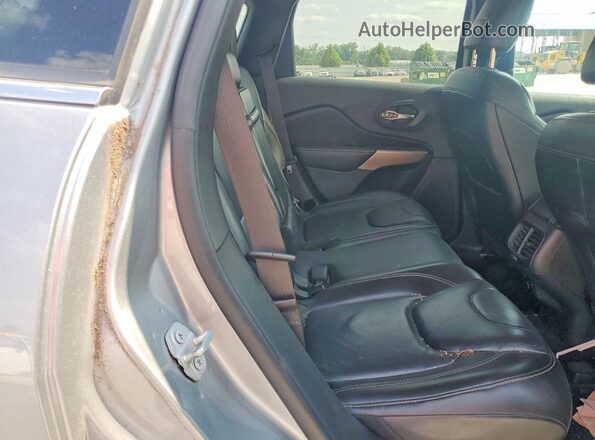 1C4PJMDB8HW639573 2017 JEEP CHEROKEE Silver Widok tylnych siedzeń