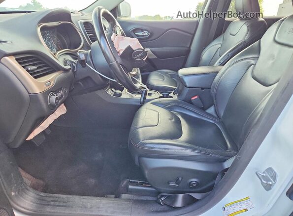 1C4PJMDBXJD579510 2018 JEEP CHEROKEE Белый Вид салона спереди