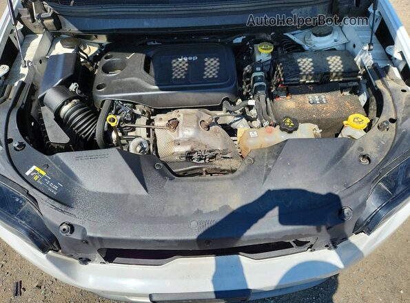 1C4PJMDN1KD180318 2019 JEEP CHEROKEE Белый Вид подкапотного пространства