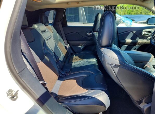 1C4PJMDS3GW226619 2016 JEEP CHEROKEE White Rear interior view