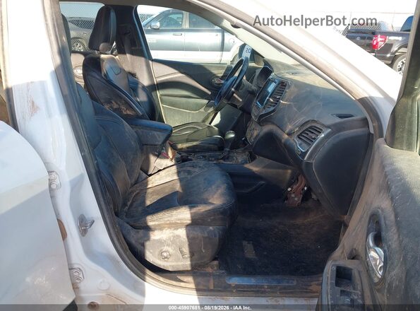 1C4PJMDX2KD197792 2019 JEEP CHEROKEE White Front interior view