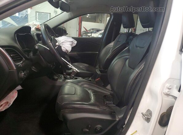 1C4PJMDX2KD197890 2019 JEEP CHEROKEE White Front interior view