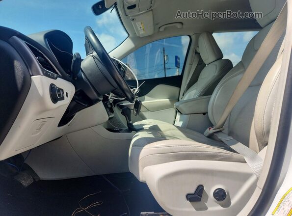 1C4PJMDX3KD344069 2019 JEEP CHEROKEE White Widok wnętrza z przodu