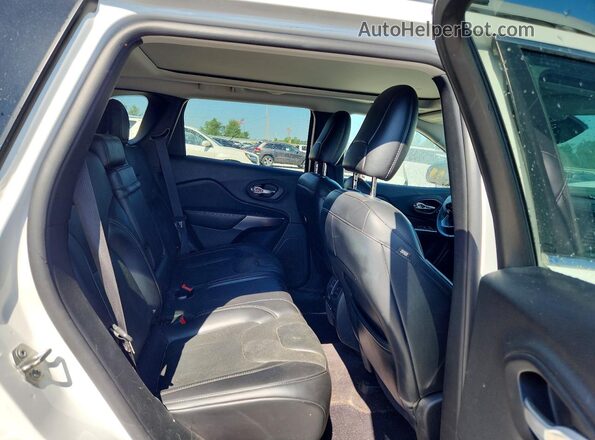 1C4PJMDX6KD112985 2019 JEEP CHEROKEE White Widok tylnych siedzeń