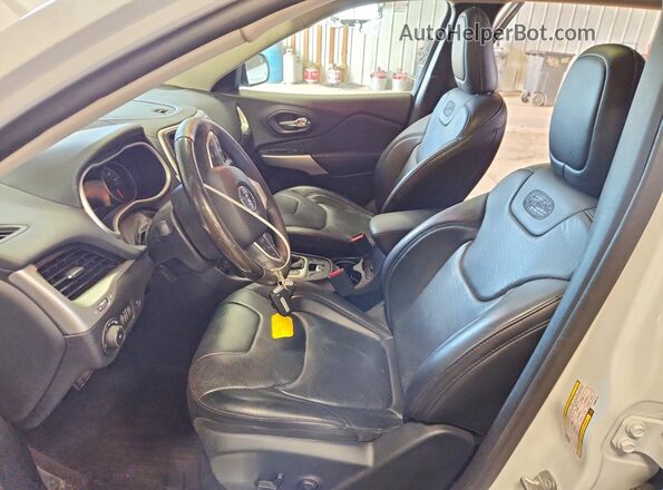 1C4PJMJS8HW606173 2017 JEEP CHEROKEE White Widok wnętrza z przodu