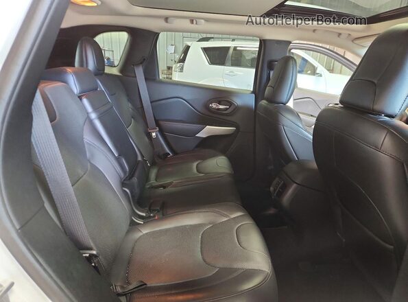 1C4PJMJS8HW606173 2017 JEEP CHEROKEE White Widok wnętrza z tyłu