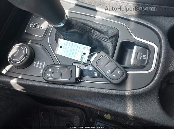 1C4PJMLB1KD424704 2019 JEEP CHEROKEE Серый Вид панели приборов