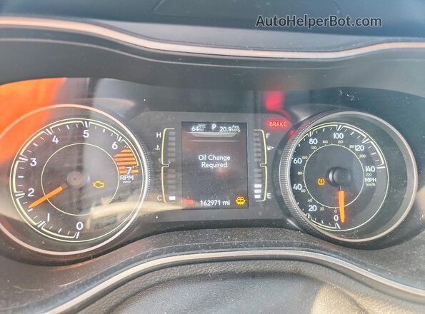 1C4PJMLB3KD140538 2019 JEEP CHEROKEE White ხელსაწყოთა პანელის ხედი