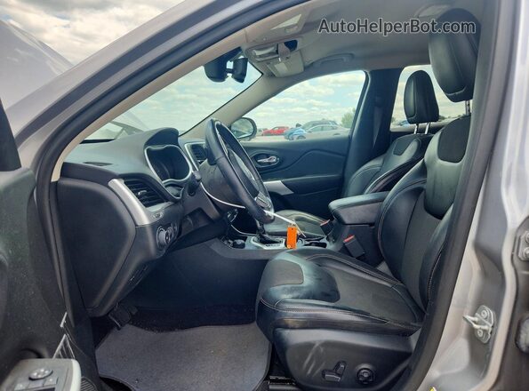 1C4PJMLB6JD546148 2018 JEEP CHEROKEE Silver Սալոնի դիմացի տեսք
