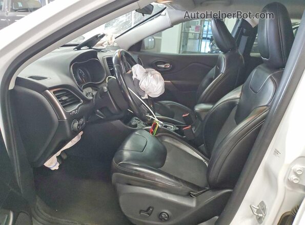 1C4PJMLB8KD478579 2019 JEEP CHEROKEE White Front interior view