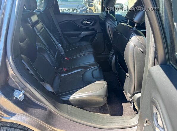 1C4PJMLB9KD182017 2019 JEEP CHEROKEE Gray Rear view