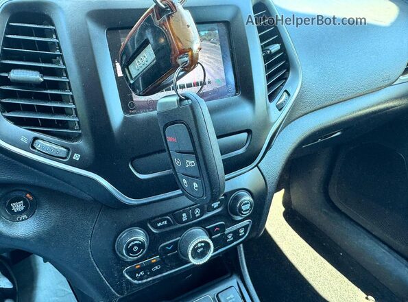 1C4PJMLB9KD182017 2019 JEEP CHEROKEE Gray Rear interior view