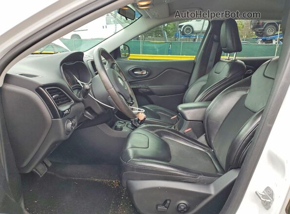 1C4PJMLN6KD335687 2019 JEEP CHEROKEE White Front interior view