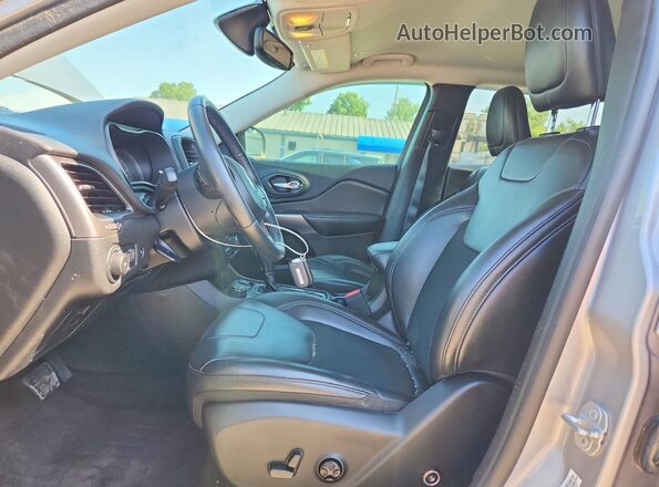1C4PJMLX3KD104165 2019 JEEP CHEROKEE Silver Вид салону спереду