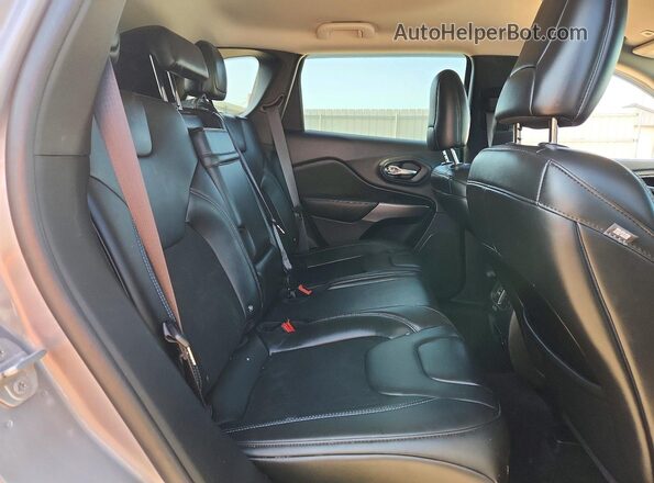 1C4PJMLX3KD104165 2019 JEEP CHEROKEE Silver Вид задньої частини салону