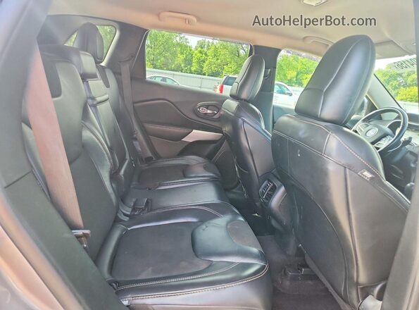 1C4PJMLX4JD539405 2018 JEEP CHEROKEE Silver Widok tylnych siedzeń