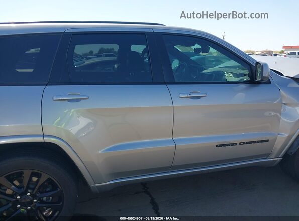 1C4RJEAG8JC288802 2018 JEEP GRAND CHEROKEE Gray Widok wnętrza z tyłu
