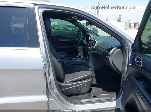 1C4RJEBG7HC636243 2017 JEEP GRAND CHEROKEE Silver Widok wnętrza z przodu