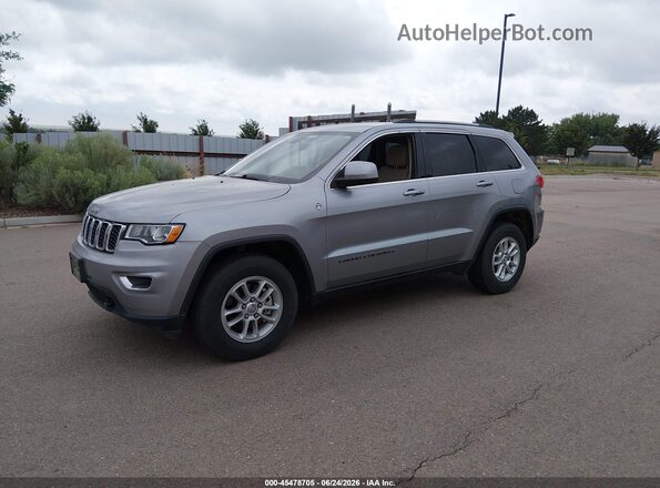 1C4RJFAG8JC146908 2018 JEEP GRAND CHEROKEE Silver Vista tres cuartos delantera izquierda