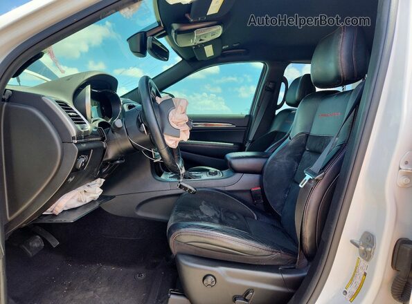 1C4RJFLMXJC423996 2018 JEEP GRAND White Front interior view