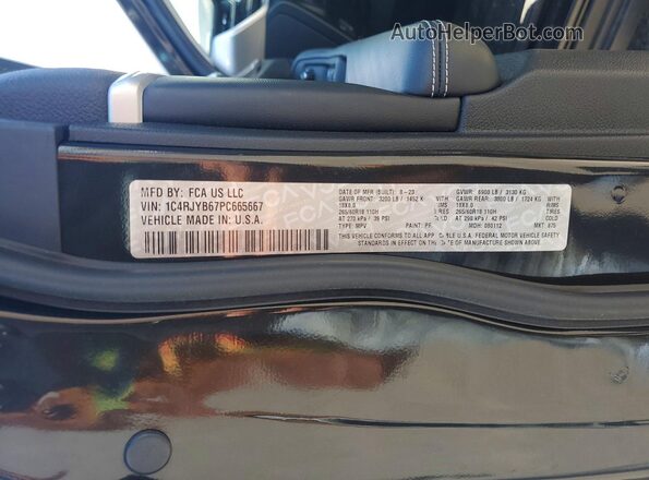 1C4RJYB67PC665667 2023 JEEP GRAND Charcoal Widok naklejki z numerem VIN