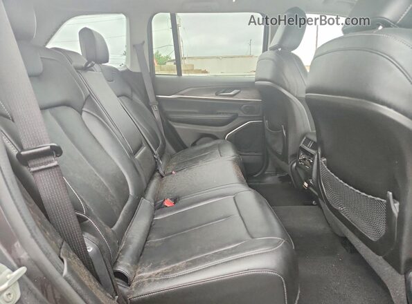 1C4RJYB68PC623685 2023 JEEP GRAND Gray Vista interior trasera