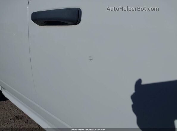 1C6RR6FG1JS303600 2018 RAM 1500 White Вид щитка приладів