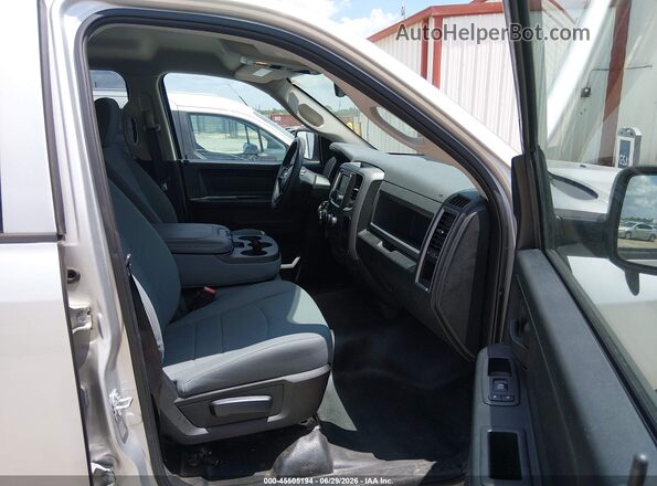 1C6RR6FG2HS835786 2017 RAM 1500 Серебряный Вид салона спереди