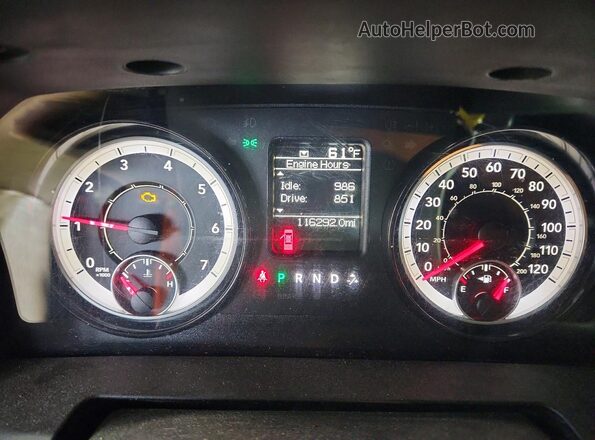 1C6RR6FG7JS139561 2018 RAM 1500 Бордовый Вид щитка приборов