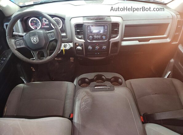 1C6RR6FG7JS139561 2018 RAM 1500 Бордовый Вид панели приборов