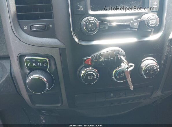 1C6RR6FGXJS266739 2018 RAM 1500 Черный Вид панели приборов