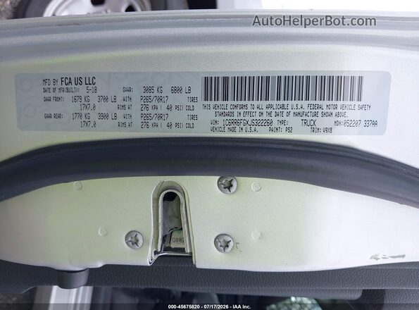 1C6RR6FGXJS322260 2018 RAM 1500 Silver Vista del compartimento del motor