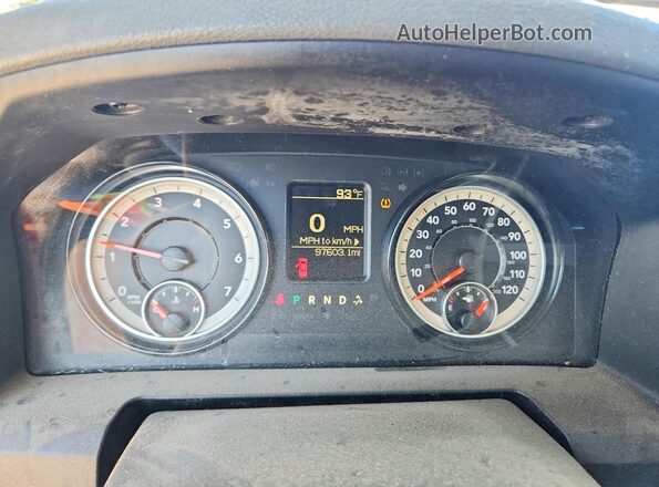 1C6RR6FT5JS292551 2018 RAM 1500 Burgundy Vista del cuadro de instrumentos