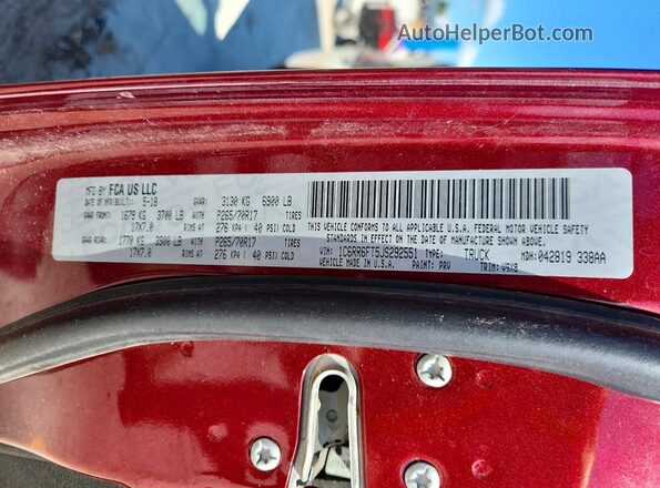 1C6RR6FT5JS292551 2018 RAM 1500 Burgundy Vista del compartimento del motor