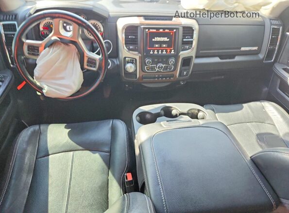 1C6RR6JT4JS105257 2018 RAM 1500 Серый Вид панели приборов