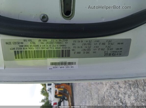 1C6RR6KG2JS322307 2018 RAM 1500 White Vista del compartimento del motor