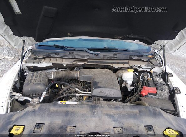 1C6RR6KG2JS322307 2018 RAM 1500 White Vista trasera