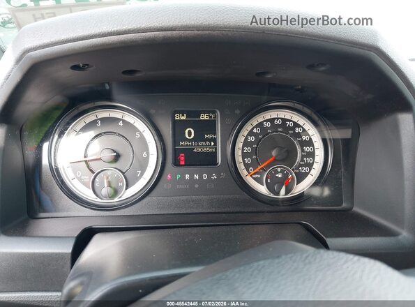1C6RR6KG3JS317181 2018 RAM 1500 Серебряный Вид задних сидений